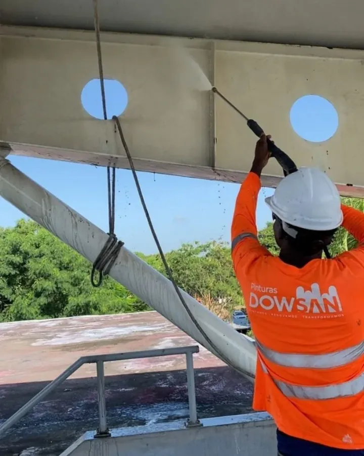 Operario de Pinturas Dowsan en hidrolavado a presión de estructura